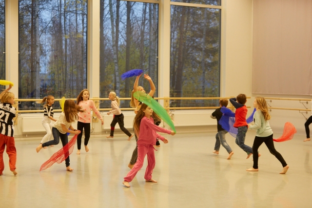Barn dansar vid workshop Dans i skolan-biennal 2014, foto av Hans-Olof Utsi